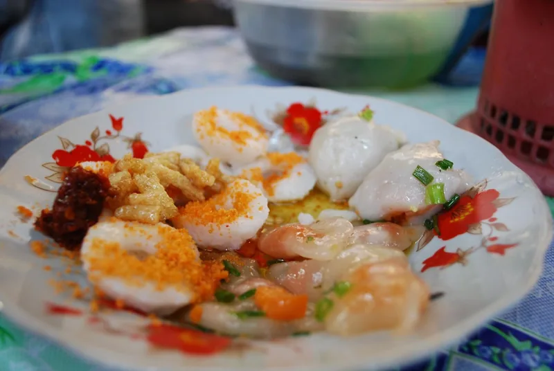 Một đĩa đặc sản Hội An gồm bánh bèo, bánh bột lọc trần và tôm, rắc hành phi và tương ớt.