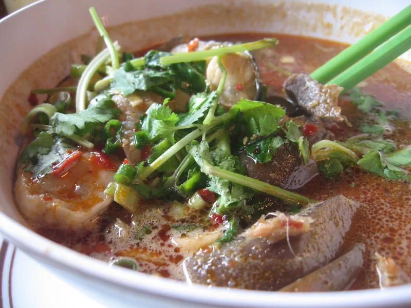 Một tô bún mắm với rau thơm tươi, tôm và thịt, món đặc sản miền Tây sông Mekong.