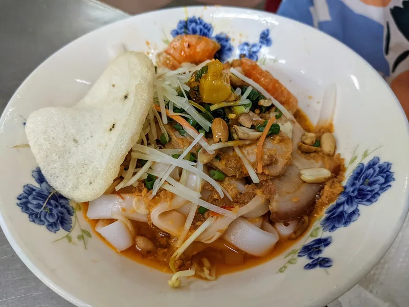 Một tô mì Quảng với tôm, thịt heo, đậu phộng, rau thơm và bánh tráng ở Đà Nẵng.