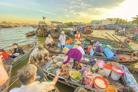 Người bán hàng buôn bán đồ ăn trên những chiếc thuyền đông đúc tại chợ nổi miền Tây lúc bình minh.